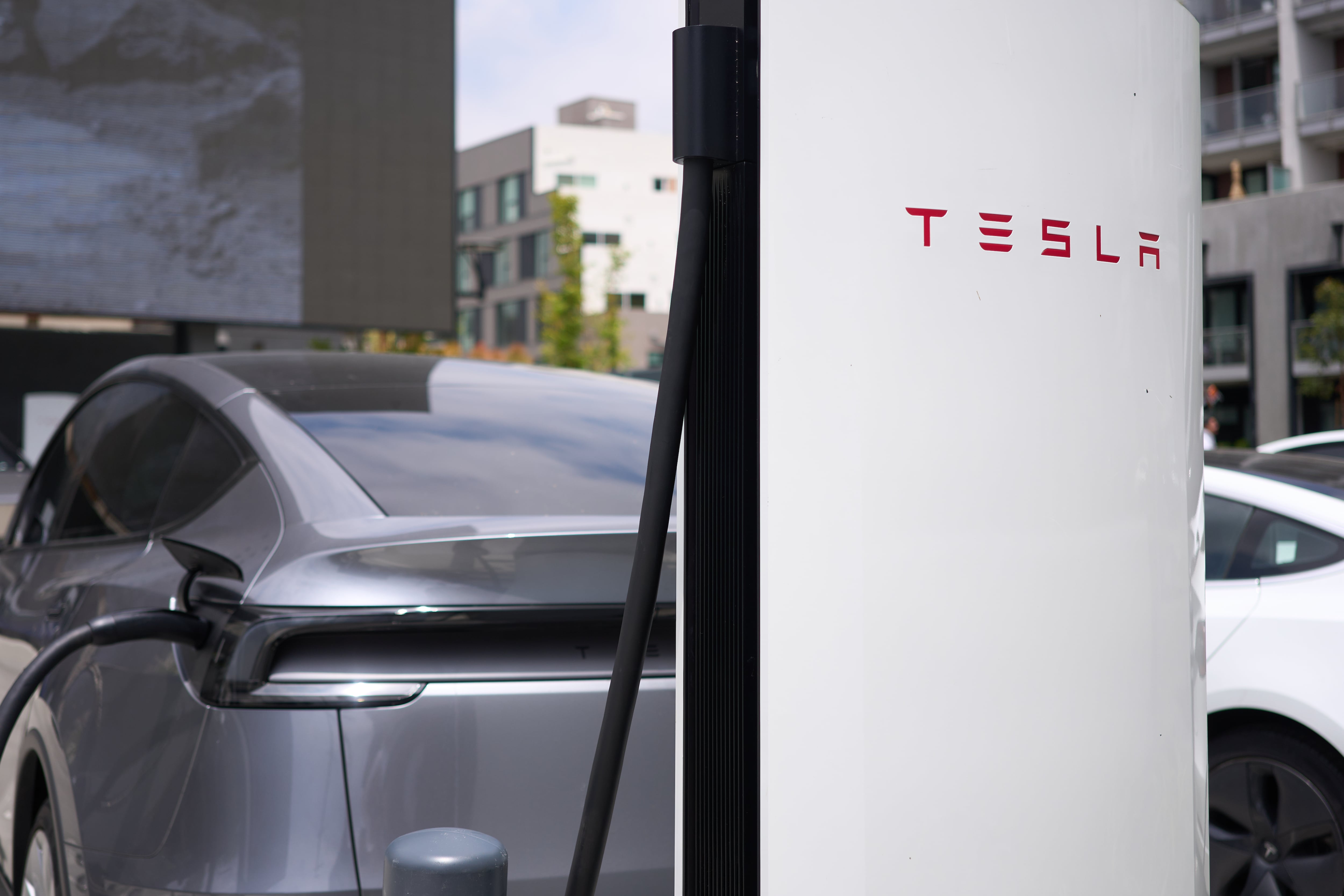 Coches se recargan en el Tesla Diner de Los Ángeles, California, EEUU, el 22 de julio de 2025.