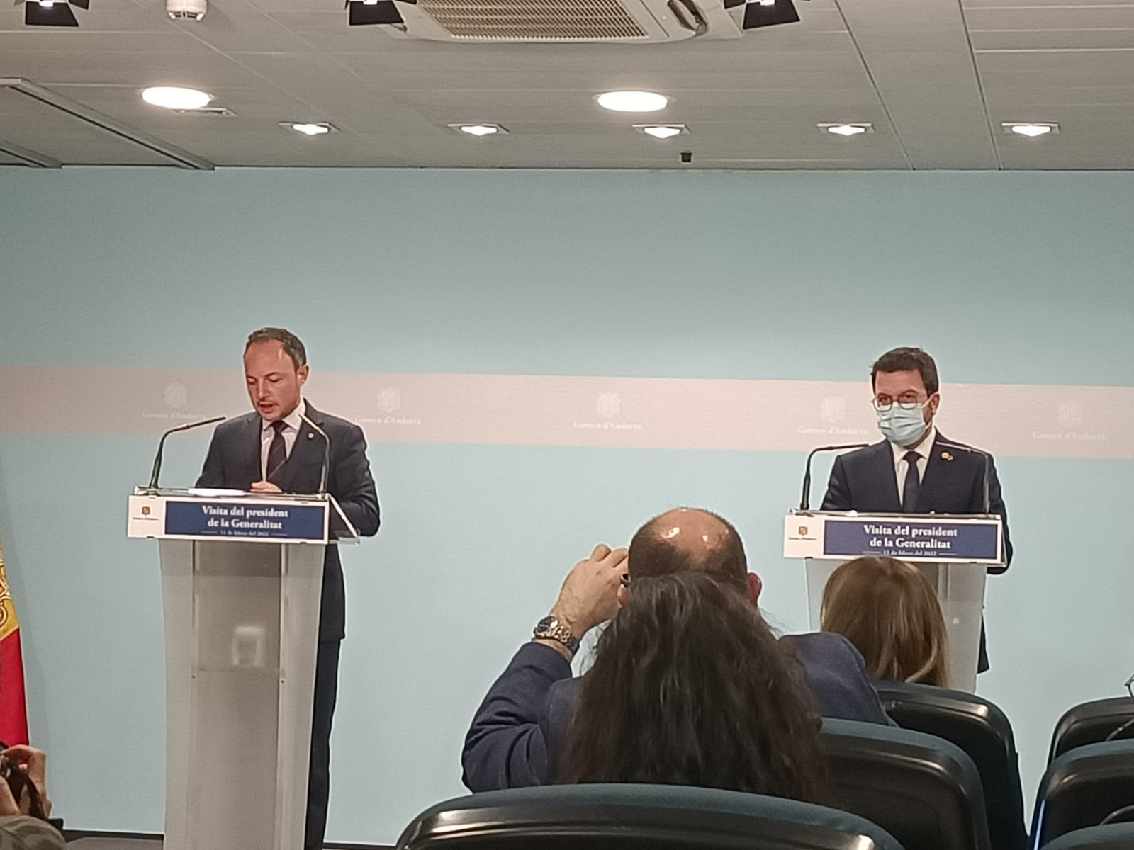 El cap de Govern, Xavier Espot, i el president de la Generalitat, Pere Aragonès, durant la roda de premsa d'aquest divendres després de la reunió bilateral.