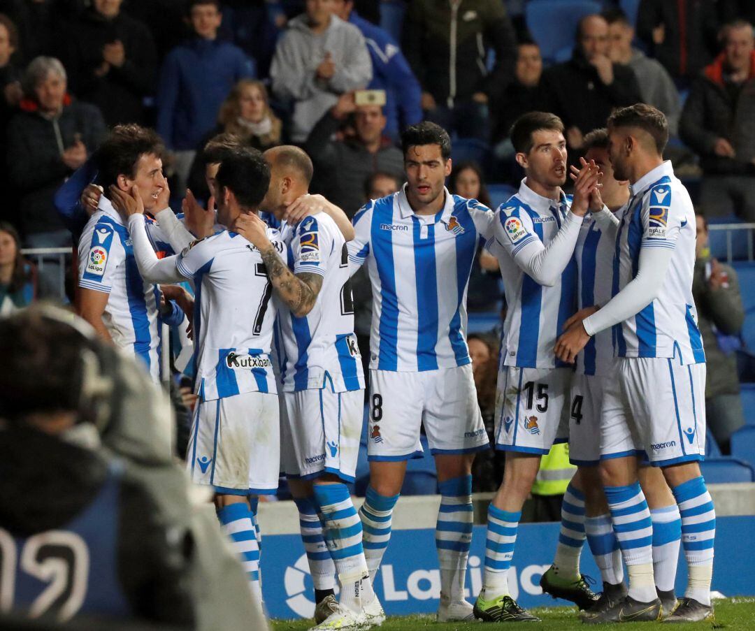 Juanmi felicita a Oyarzabal tras marcar el 2-1