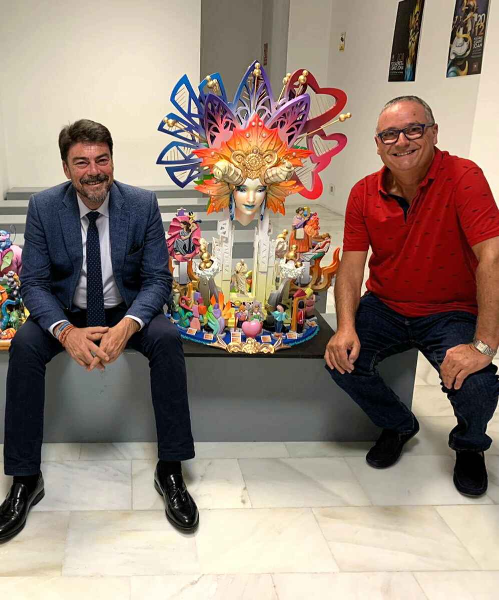 El alcalde de Alicante, Luis Barcala, junto al constructor de Hogueras, Pedro Espadero y la Hoguera Oficial Ars Amandi