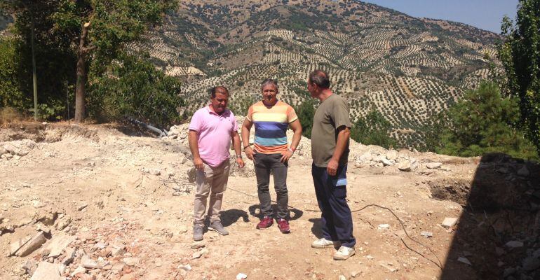 José Castro visita las obras de Noalejo junto a su alcalde, José Morales.