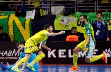 El ala del Ja&eacute;n Para&iacute;so Interior, Daniel Mart&iacute;n (i), celebra con su compa&ntilde;ero tras marcar contra el Movistar Inter durante la final de la Copa de Espa&ntilde;a.