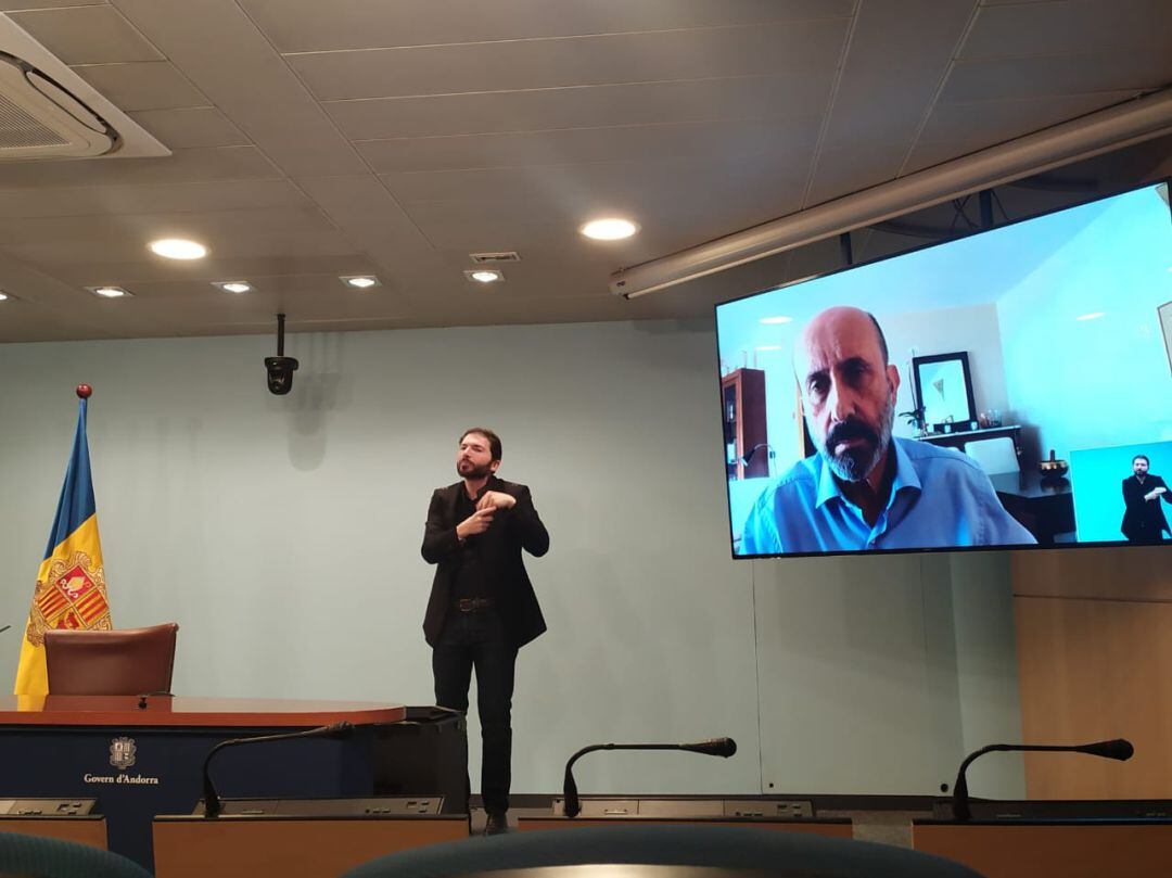 El ministre de Salut, Joan martínez Benazet fent la roda de premsa des de casa.