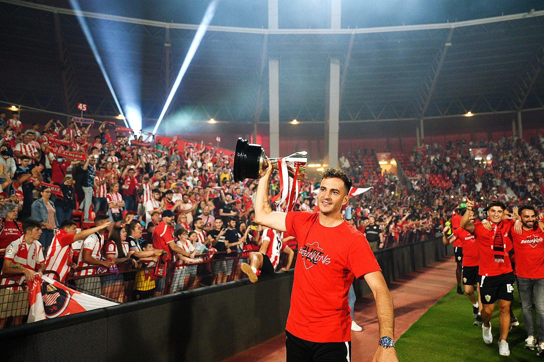 Juan Villar celebrando con la afición el ascenso del Almería.