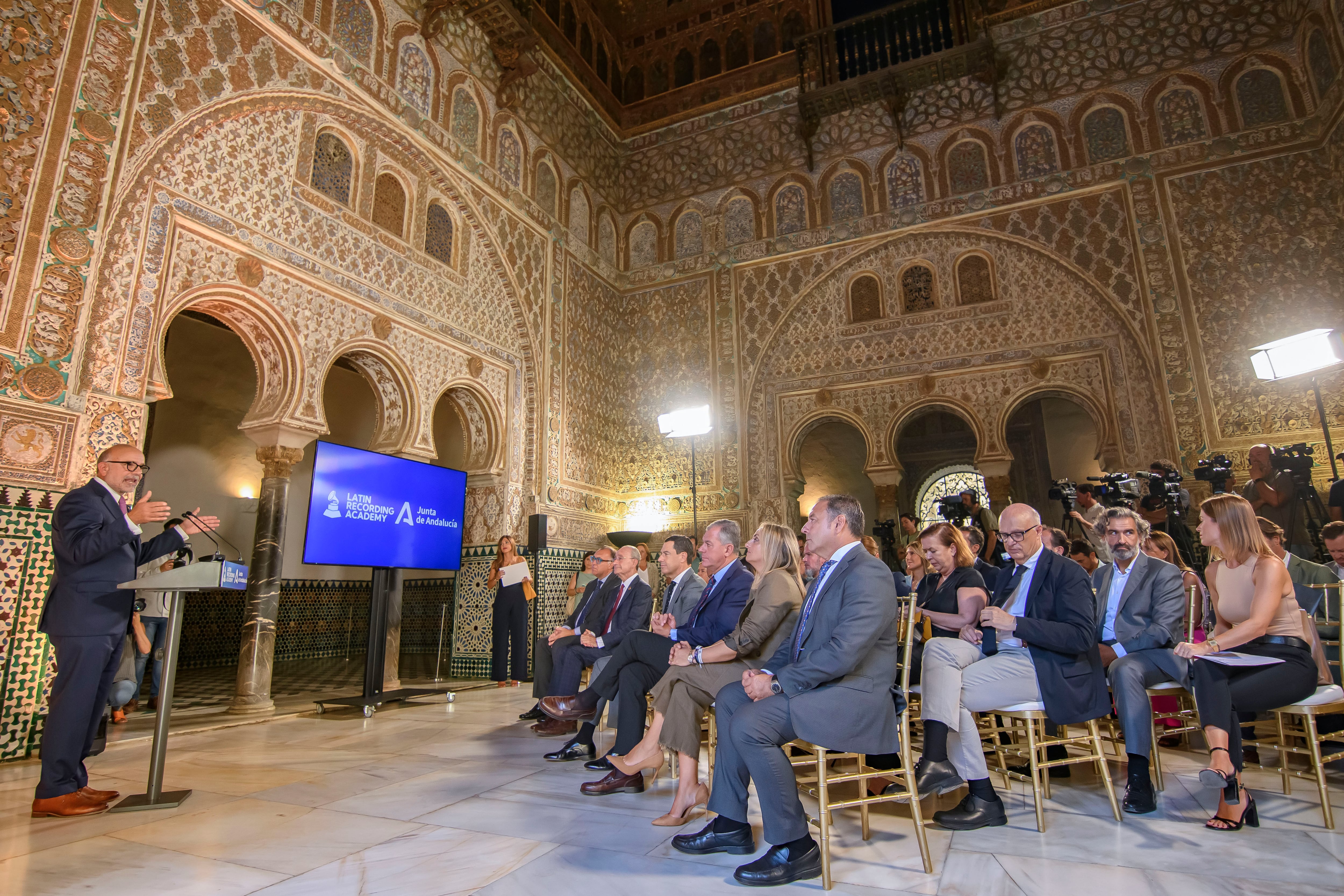 El consejero delegado de la Academia de los Latin Grammy, Manuel Abud, atiende a los medios tras la reunión que mantenía la semana pasada en los Reales Alcázares de Sevilla con el presidente de la Junta, Juanma Moreno, los alcaldes de la capital hispalense, José Luis Sanz; de Málaga, Francisco de la Torre, y Granada, Marifran Carazo, y otras autoridades. EFE/ Raúl Caro