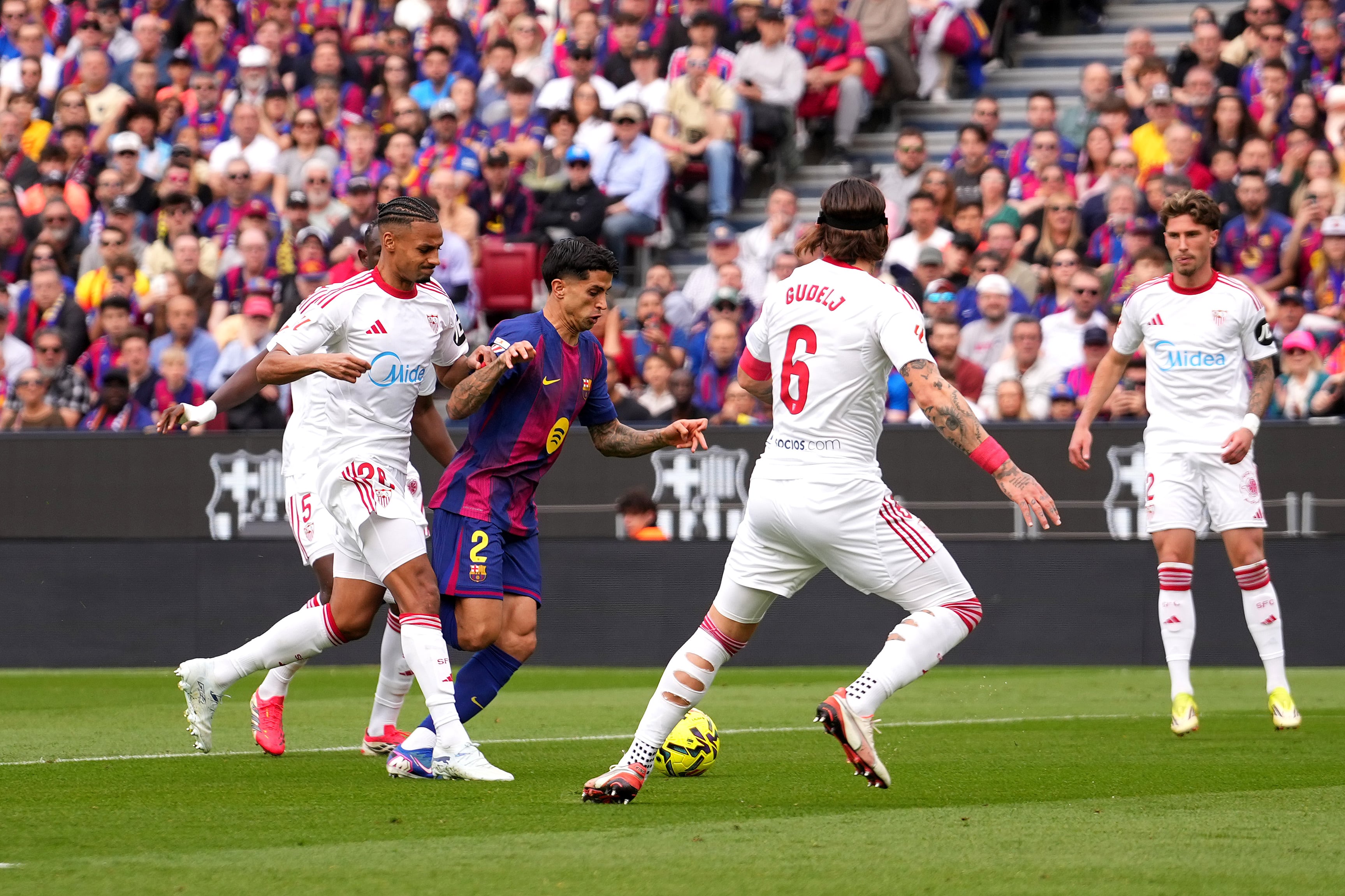João Cancelo es derribado en el área durante el encuentro contra el Sevilla