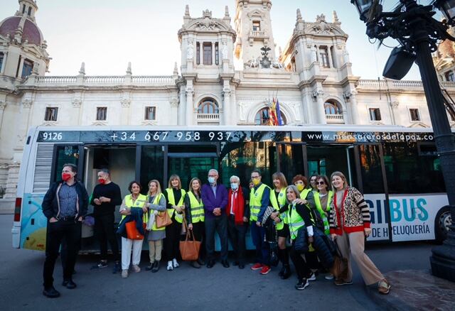 El Ayuntamiento de València y Mensajeros de la Paz presentan el 'HigieneBus'. Fuente: Gabinete Ayuntamiento de València
