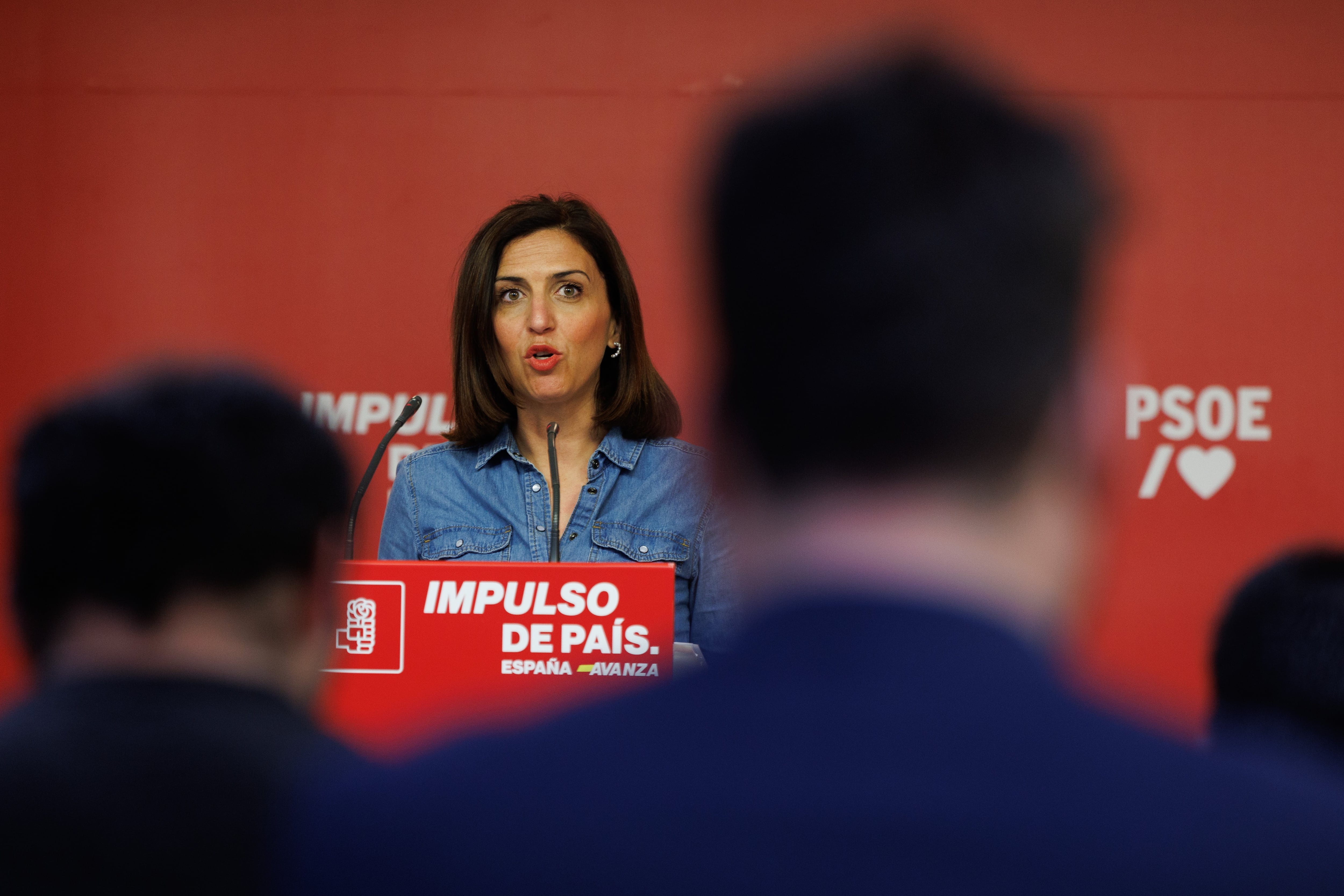 La portavoz del PSOE, Esther Peña, comparece ante los medios para valorar los resultados de las elecciones vascas hoy domingo en la sede del PSOE en Madrid.