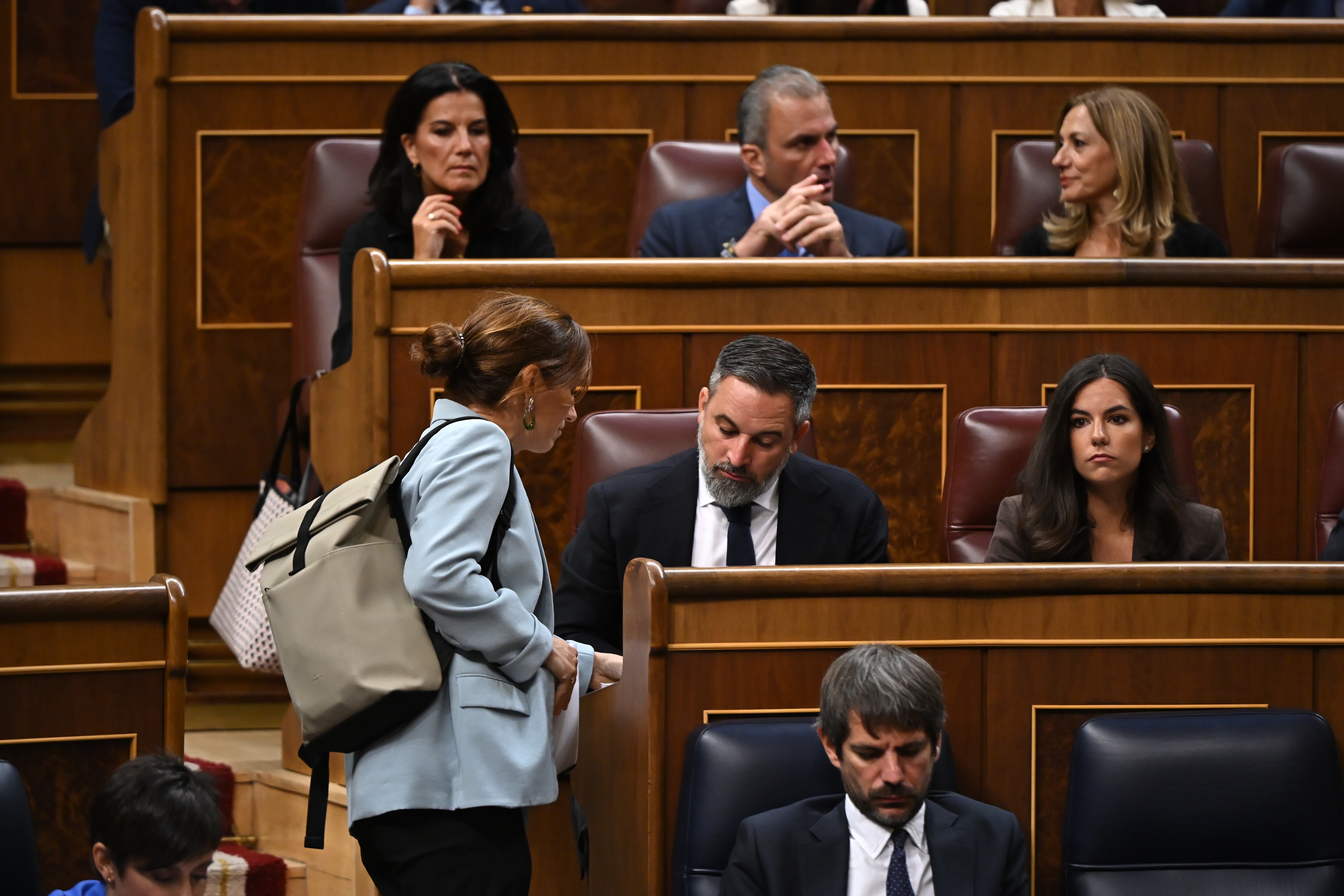 La ministra de Sanidad, Mónica García, se ha acercado al líder de Vox, Santiago Abascal, para entregarle el informe de un médico sobre "el horror" en Gaza.