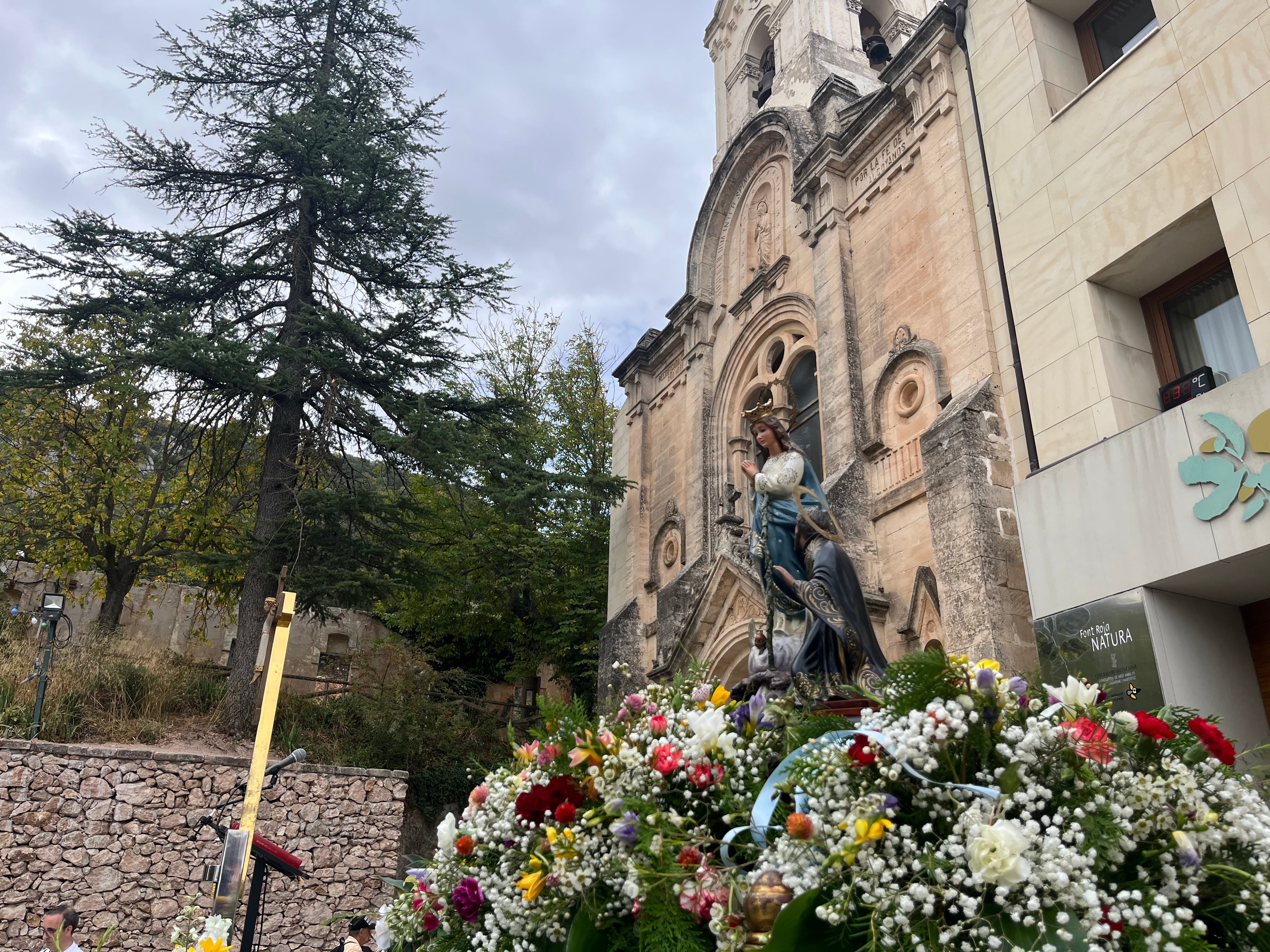 La Virgen de los Lirios presidiendo la celebración en su honor desde la Font Roja.