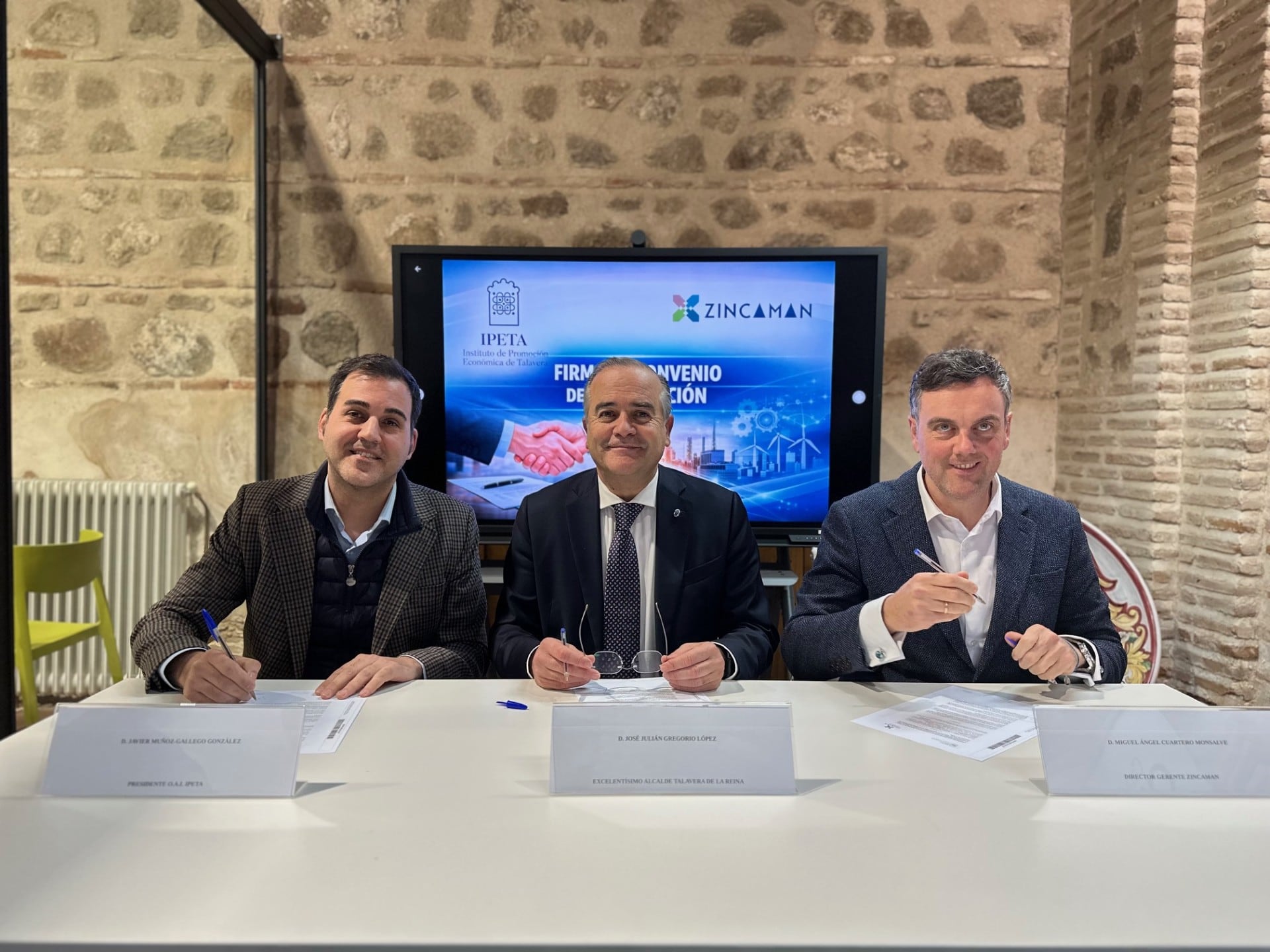 El alcalde de Talavera, José Julián Gregorio, firma un acuerdo con Miguel Ángel Cuartero, director-gerente de la Asociación Regional de Zonas Industriales (ZINCAMAN)