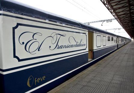 Vista exterior del Transcantábrico en una estación de Renfe.