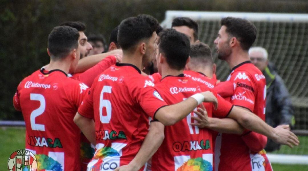 Jugadres rojiblancos celebrando un gol