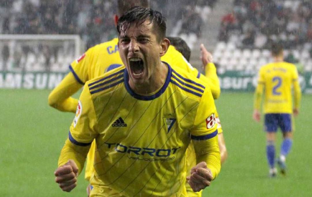 Marcos Mauro celebra un gol conseguido con la camiseta del Cádiz.