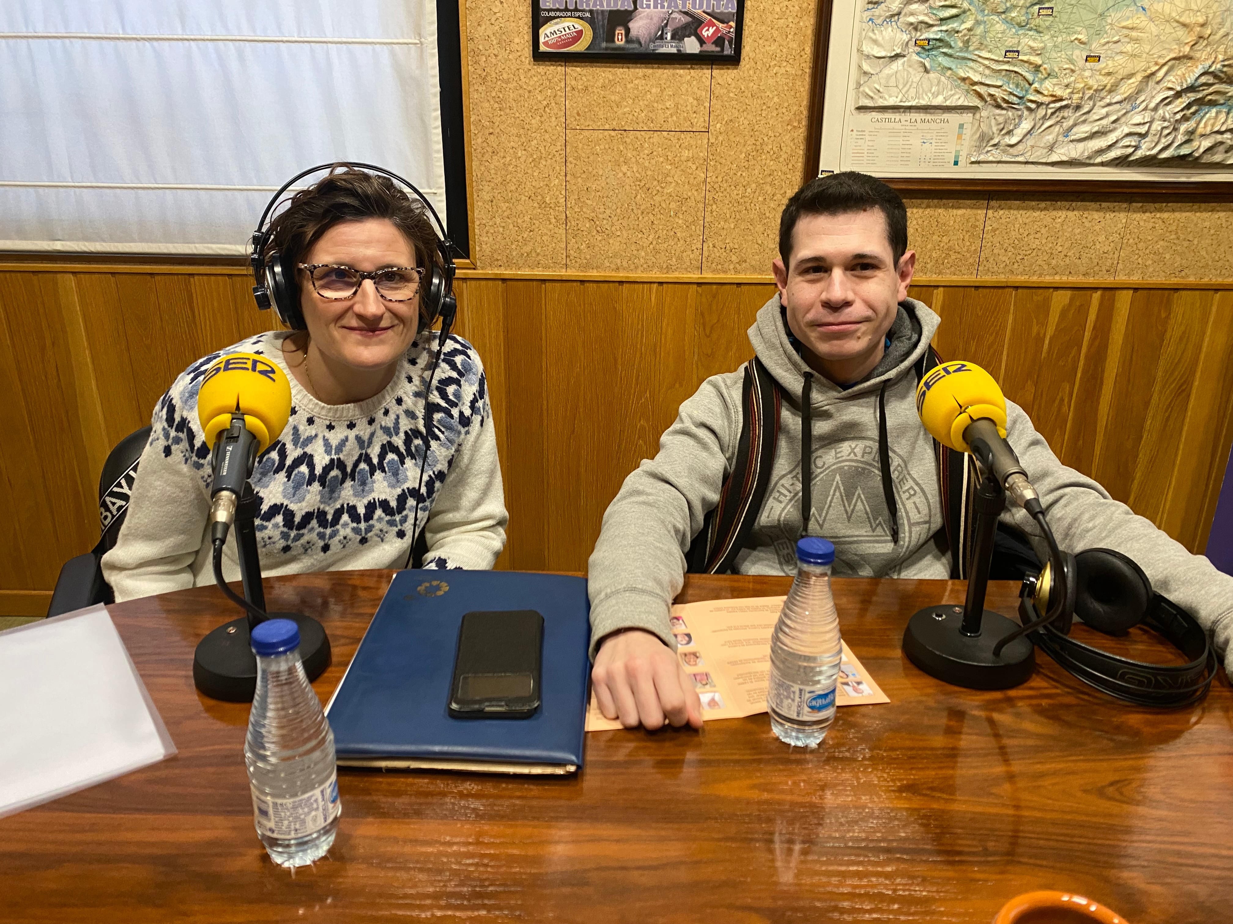 Ana Mª Jiménez y Daniel de la Morena en el estudio de SER Cuenca.