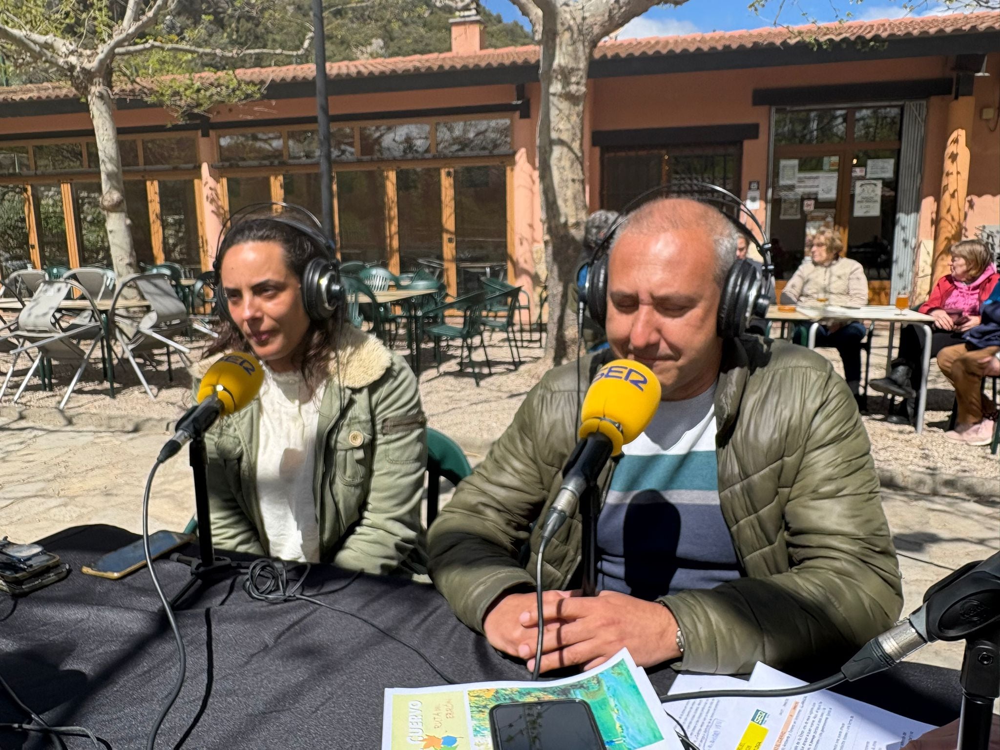 El Alcalde de El Cuervo, David Álvaro, junto con Erika Franco, nueva pobladora.