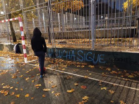 Uno de los jóvenes en la cancha de entrenamiento.