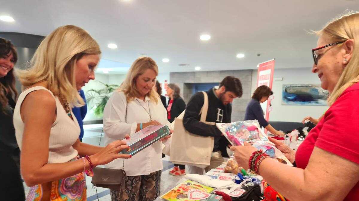 Rocío García inaugura el mercadillo solidario de Cardiva en Alcobendas en apoyo a los niños con cardiopatías congénitas