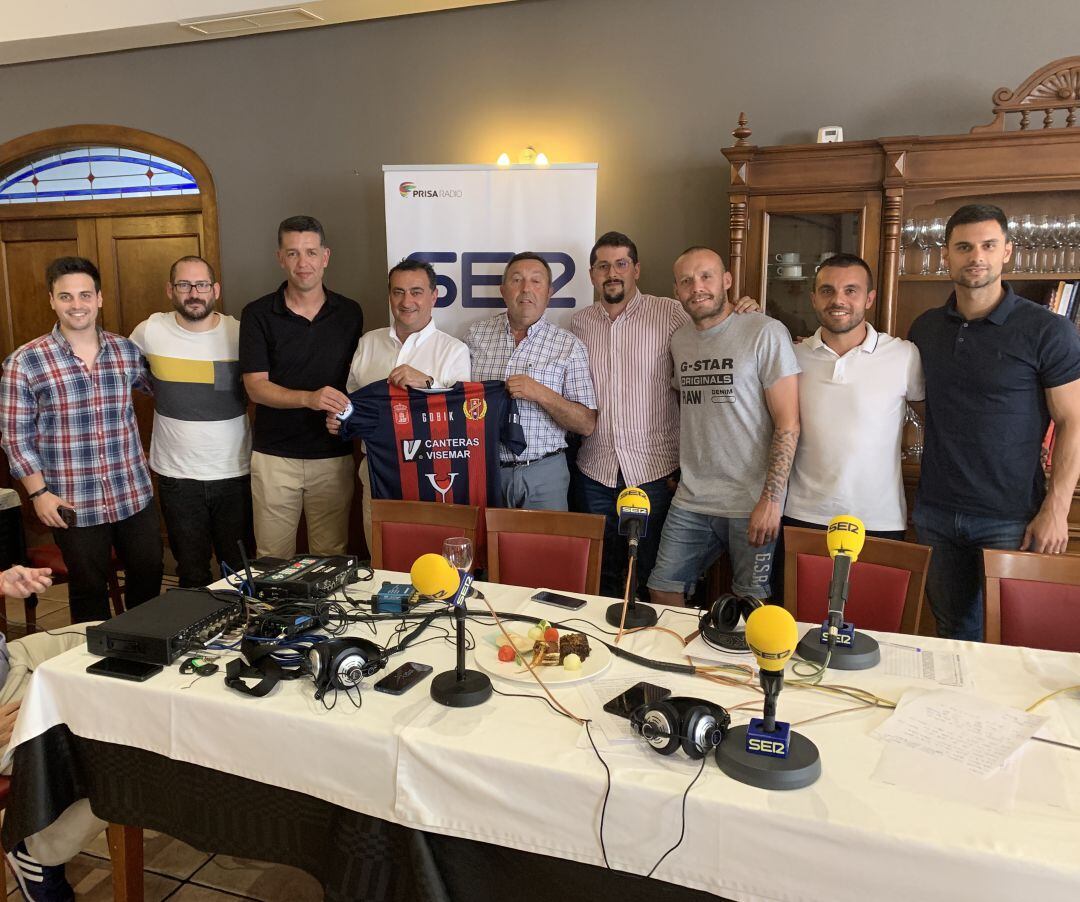 Rubén González, Álvaro Ayala, Alejandro Sandroni, entrenador del Yeclano, Domingo Camacho, Director Regional de la Cadena SER, Pedro Romero, Presidente del Yelano, Jose Antonio Sánchez, Álex Vaquero, Tonete y Serna