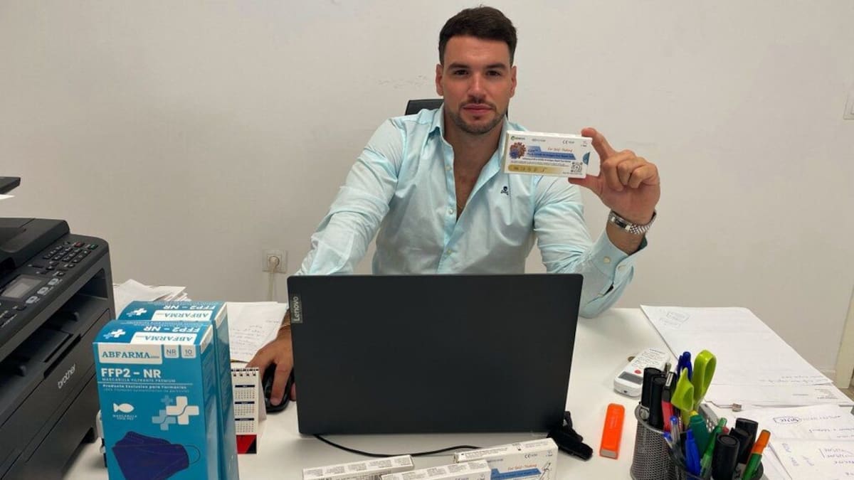 Los dos jovenes emprendedores que ya han vendido en España más de tres millones de test combinados para covid y gripe y millones de mascarillas