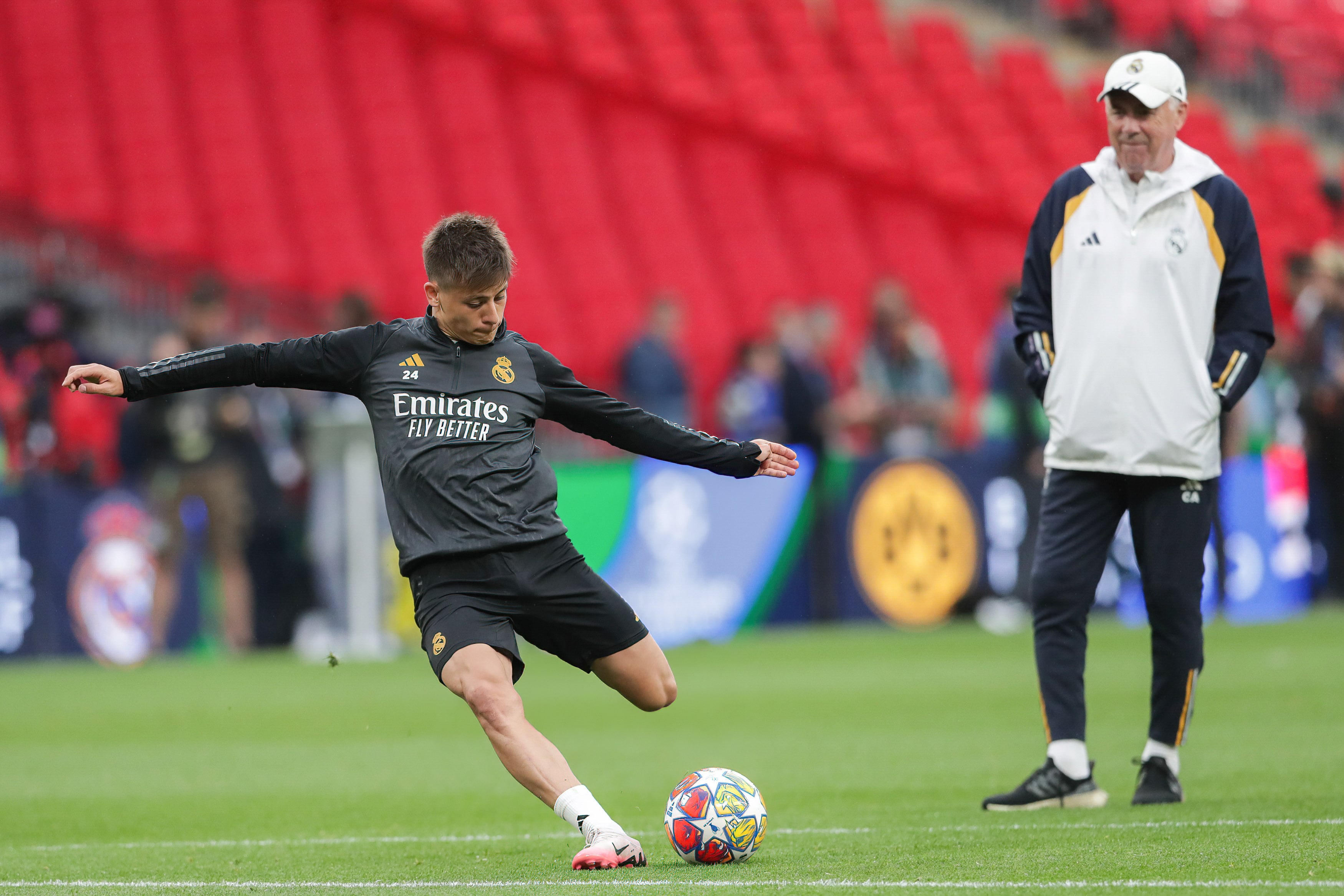 Arda Güler entrena sobre el césped de Wembley bajo la mirada de Ancelotti