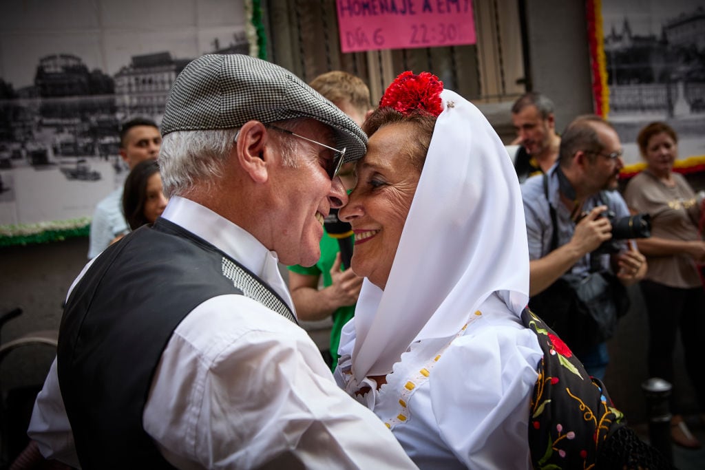 Una pareja baila durante la celebración de San Cayetano.