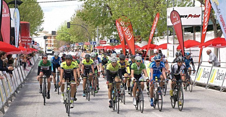 Ciclistas participantes en una edición anterior de la Clásica Ciudad de Torredonjimeno.