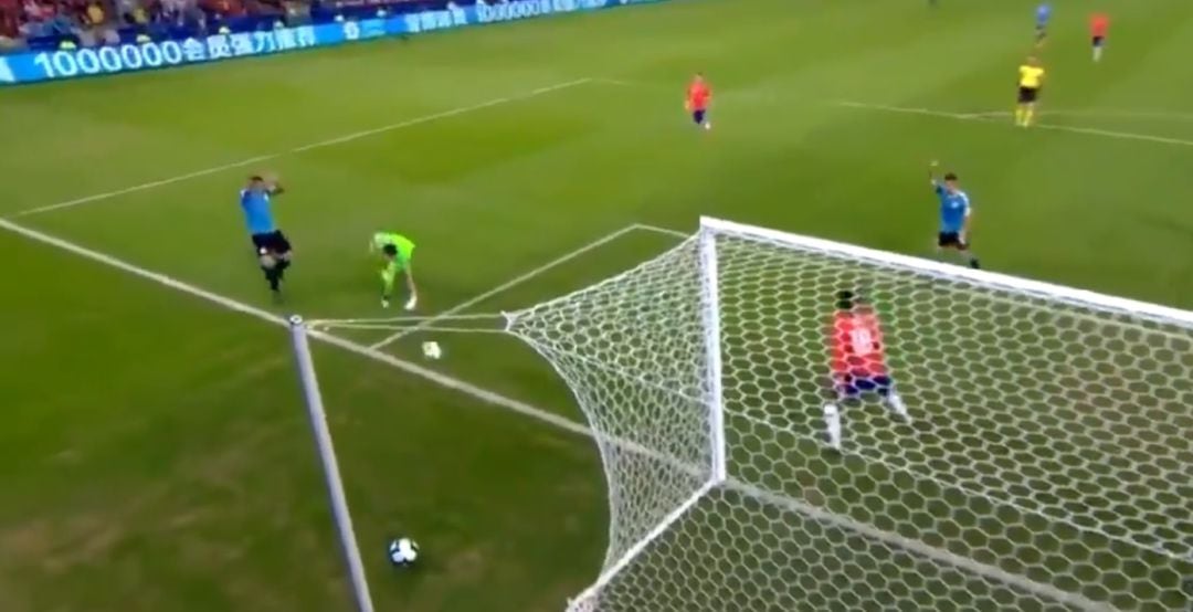 Luis Suárez pide penalti por mano del portero