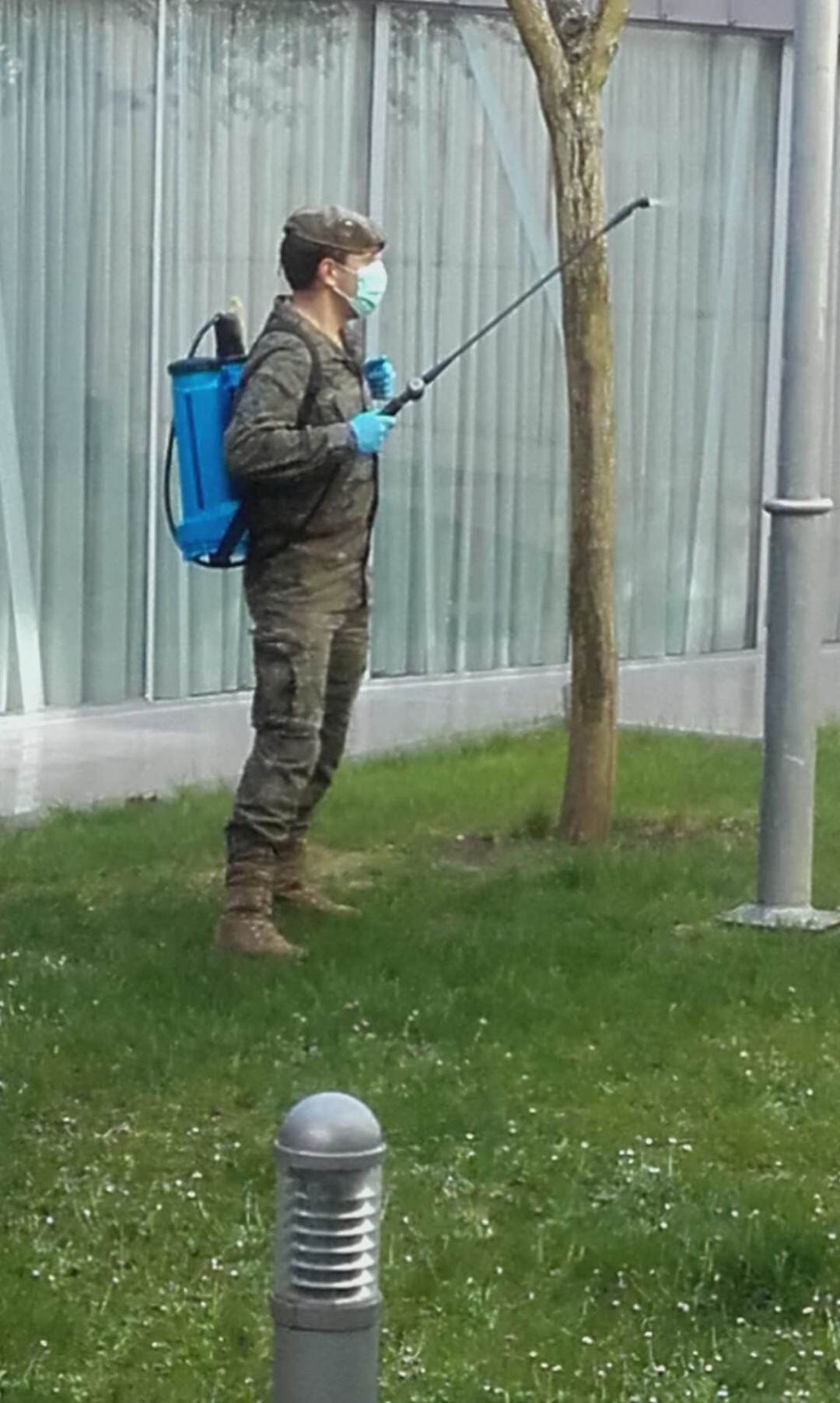 Un militar realiza trabajos de desinfección en un jardín del centro Mar de Pinares de Fundación Personas Cuéllar