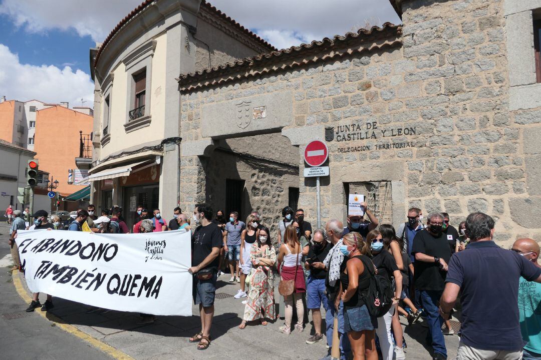 Concentración de Jóvenes de Castilla y León para exigir mejoras en los dispositivos contra incendios forestales.