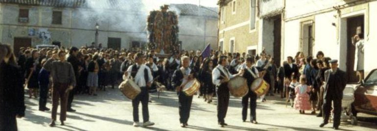 El &#039;Ramo de las Ánimas&#039; entre los vecinos y con los tamborileros