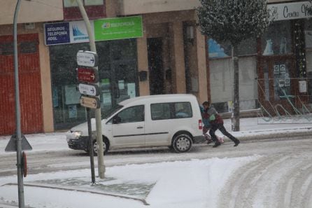 Varias personas empujando un coche