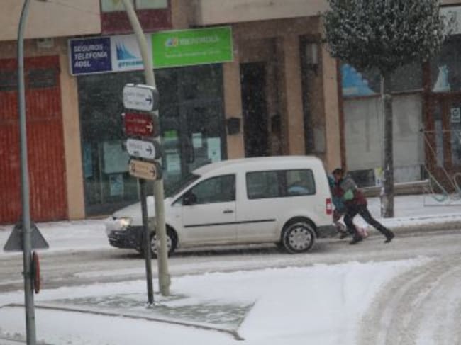 Varias personas empujando un coche