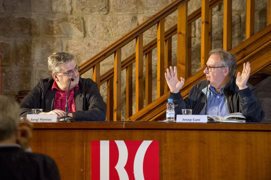 Sergi Pàmies i Josep Cuní, durant l&#039;acte d&#039;homenatge.