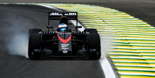 Fernando Alonso apura una frenada en Interlagos.