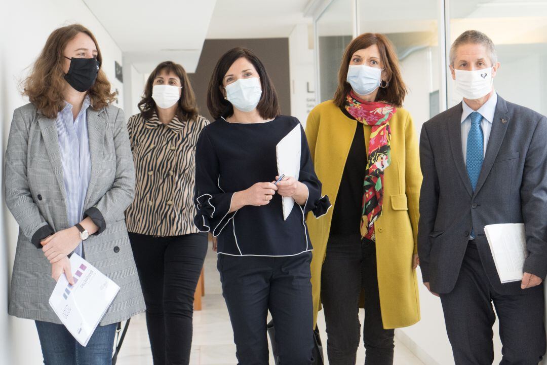 Julia Shershneva, Directora de Ikuspegi, Beatriz Artolazabal, consejera de Igualdad del Gobierno Vasco; Patxi Juaristi y vicerrector del Campus de Bizkaia de la UPV presetan los rsultados del Barómetro 2020 del Observatorio Vasco de inmigración.