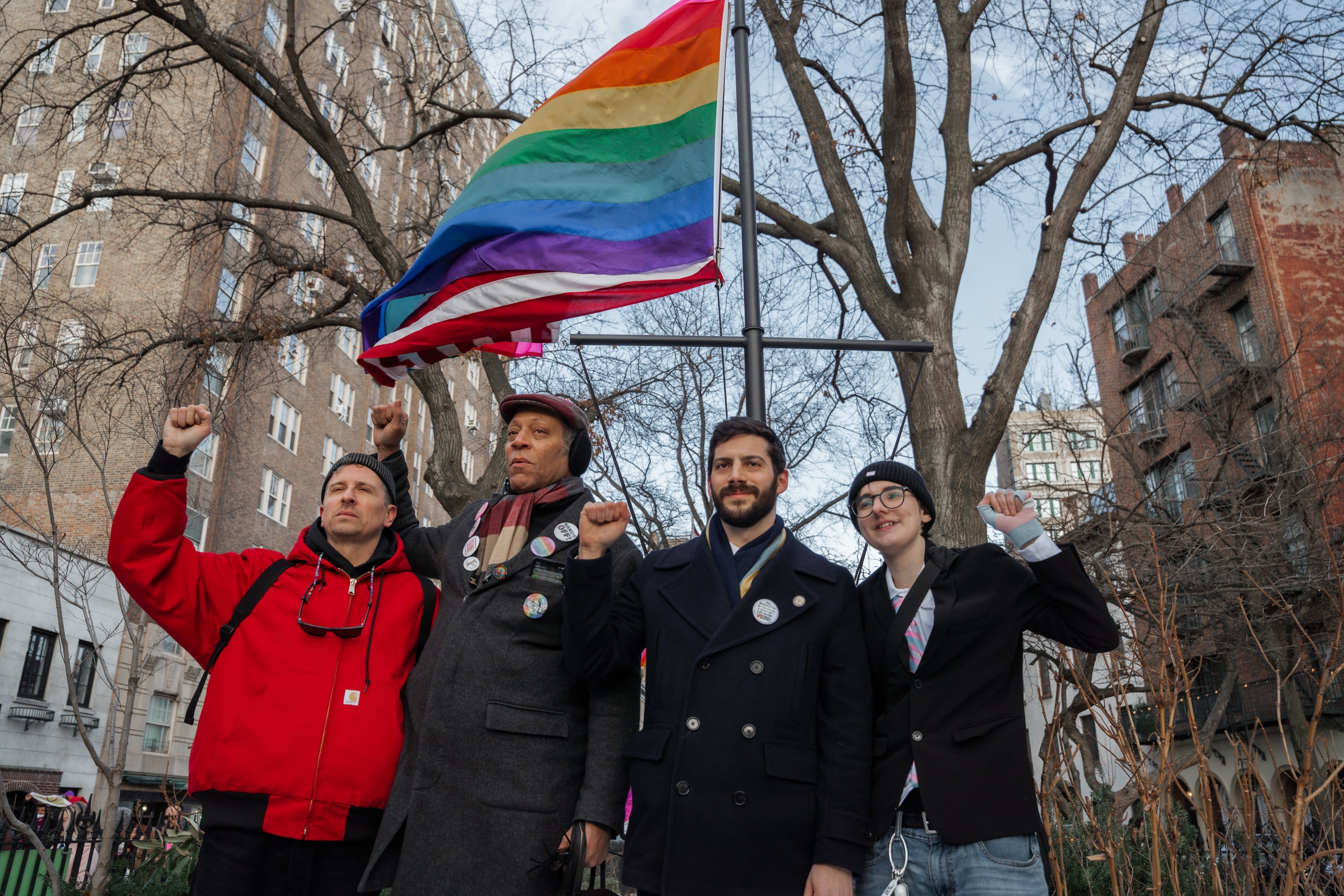 La bandera LGTBIQ+ vuelve a ondear en el monumento de Stonewall tras la retirada por parte del Ejecutivo de Trump. (Protestas, Nueva York) EFE/EPA/OLGA FEDOROVA