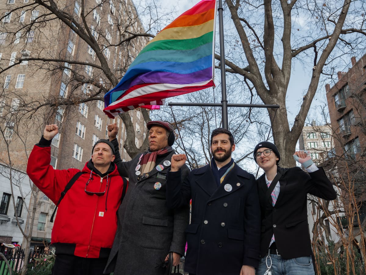 La bandera LGTBIQ+ vuelve a ondear sobre el monumento Stonewall en Nueva York retando a la administración Trump