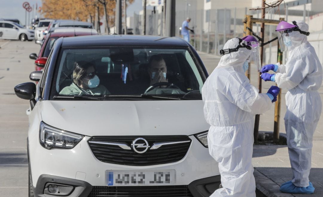 Un coche en la cola para las pruebas PCR en los alrededores del hospital de campaña de La Fe, en Valencia, Comunidad Valenciana (España), a 18 de enero de 2021. 