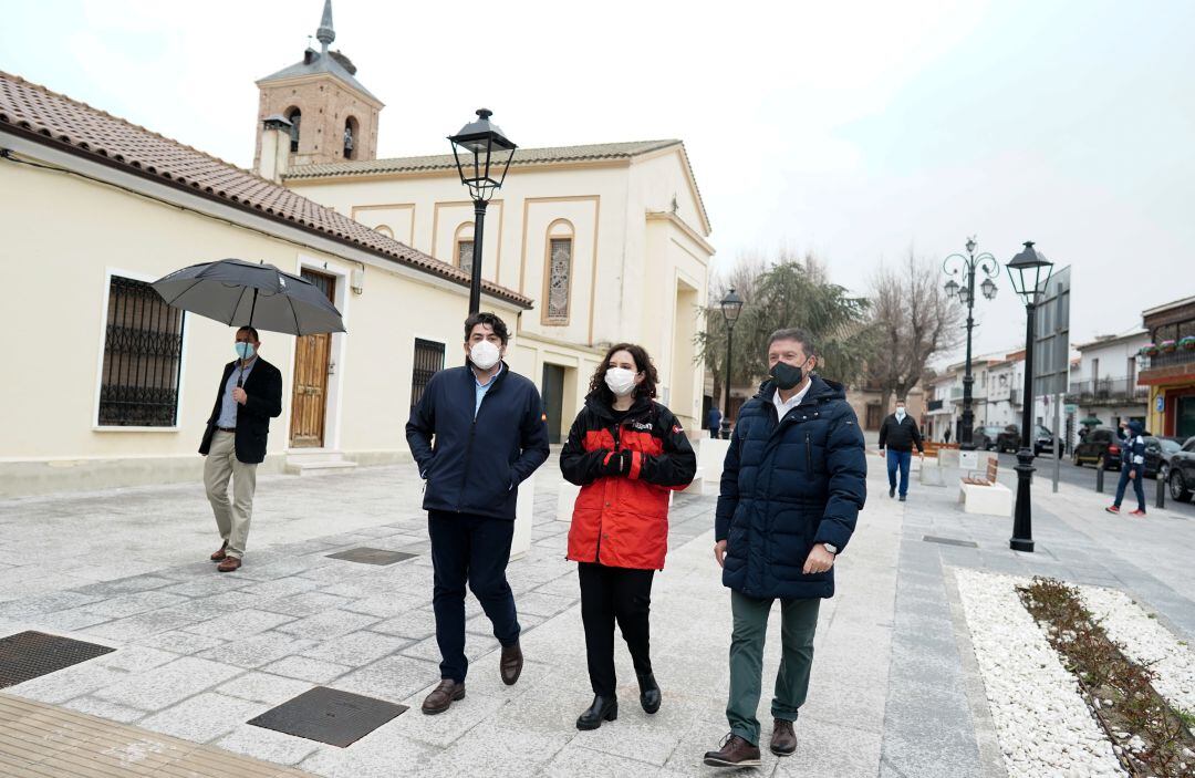 Isabel Díaz Ayuso recorrió este domingo la remodelada Plaza de la Consitución de Humanes de Madrid, acompañada del alcalde (d) y el Consejero de Vivienda y Administración Local (i).