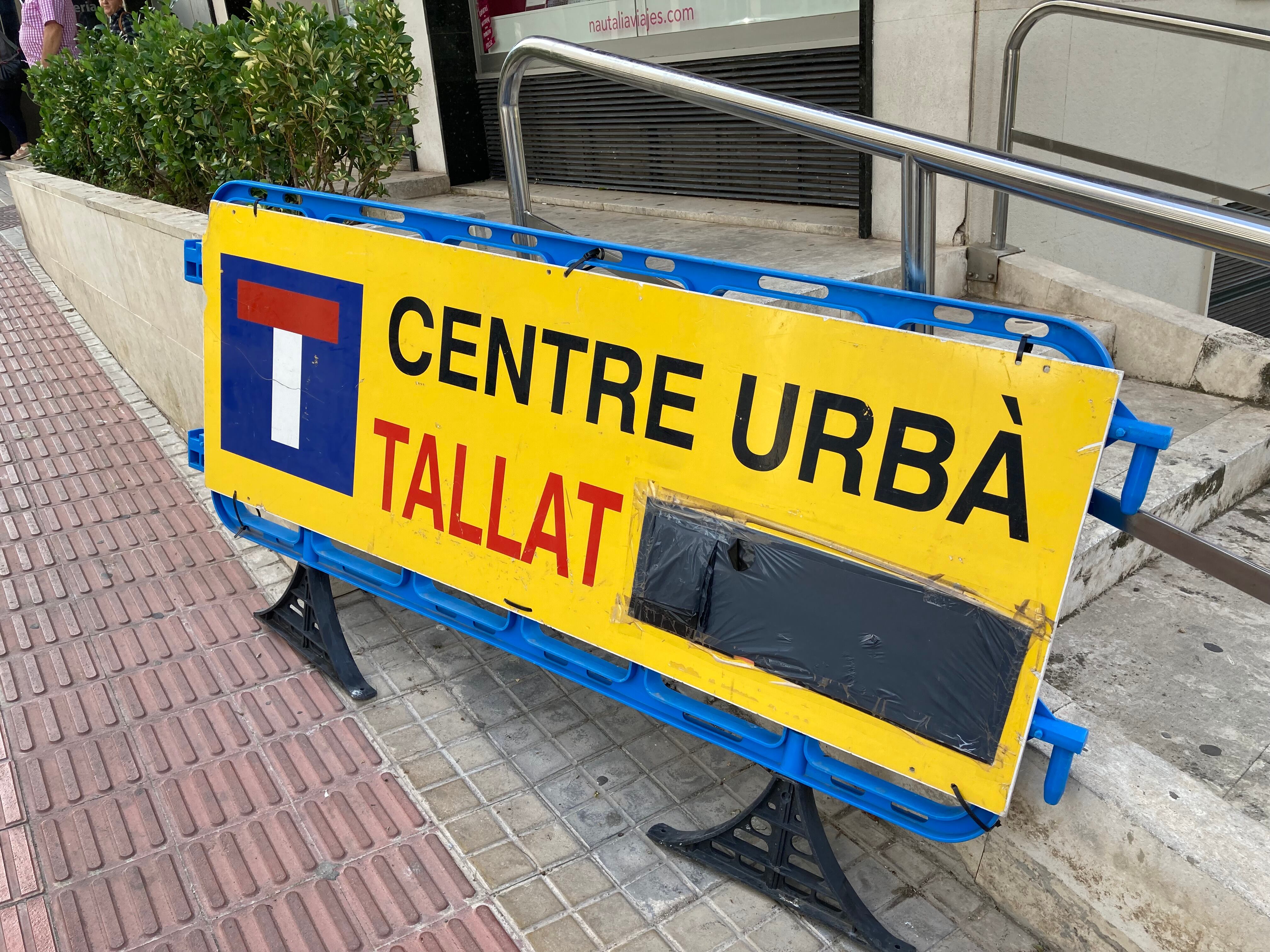 La valla indicativa del corte de tráfico está ya preparada