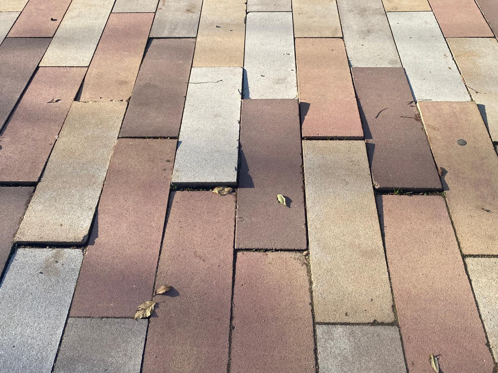 Baldosas levantadas en Cardenal González de Mendoza