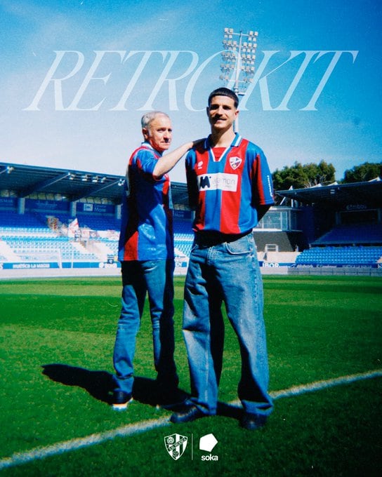 Fernando Arnedillo y Jaime Seoane, protagonistas de la presentación de la camiseta retro de la SD Huesca