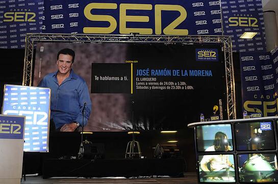 El público llenaba el lugar y se encontraba con este estudio especial para recibir a Fernando Alonso. El escenario, el atril desde donde José Ramón presentaría una noche muy especial