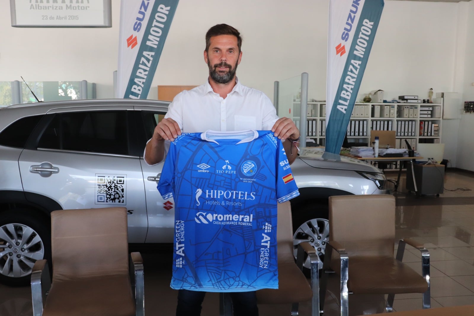 David Sánchez posando la camiseta del Xerez DFC