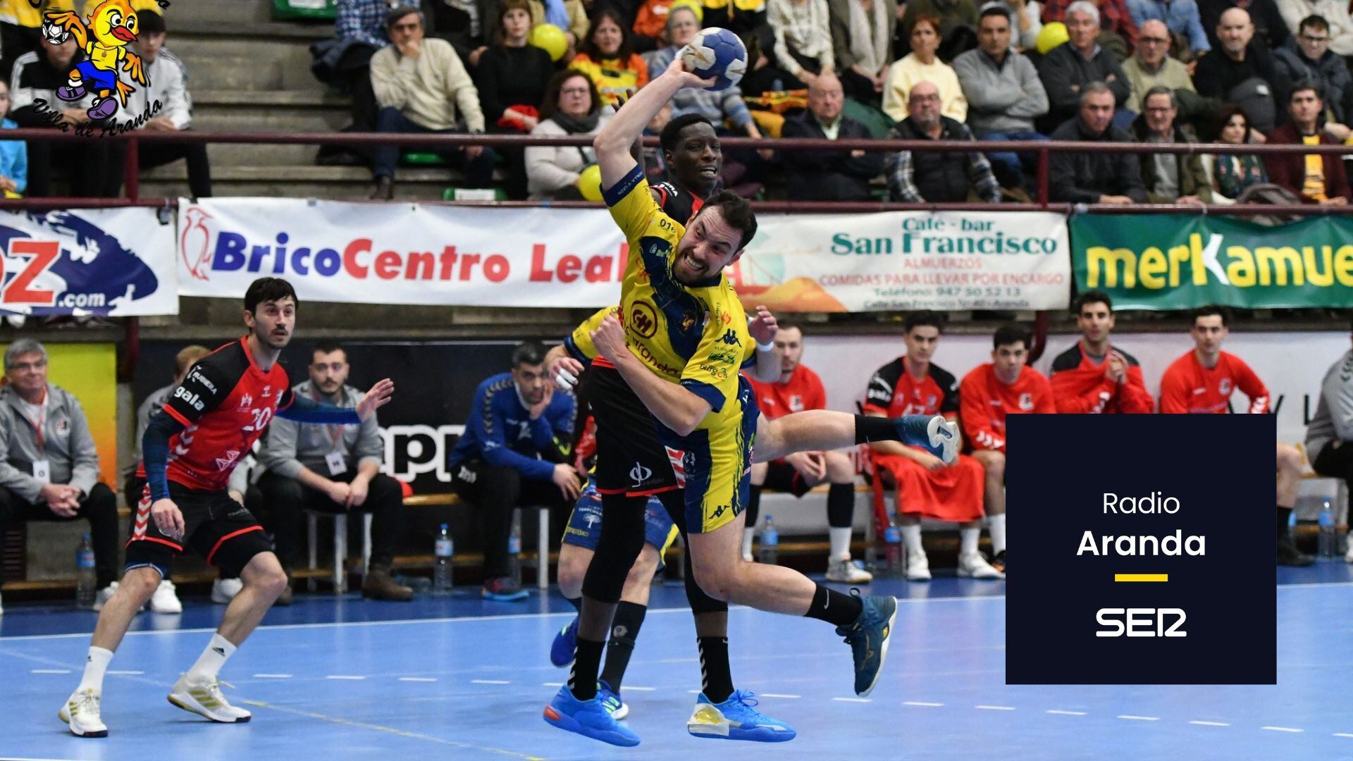 Pinillos durante una acción de ataque en el derbi ante San Pablo. / Alberto Calvo