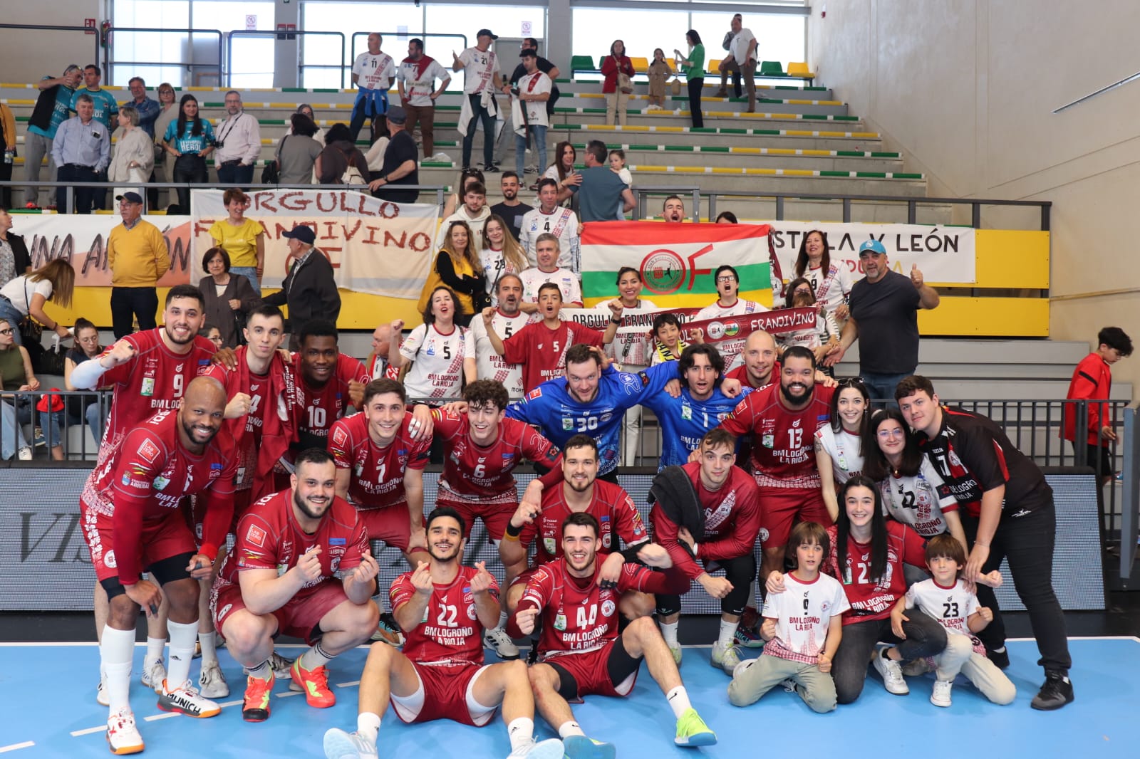 Los jugadores de Logroño-La Rioja festejan con su afición la victoria ante Nava en Segovia | Peña Orgullo Franjivino, Julio Carrión