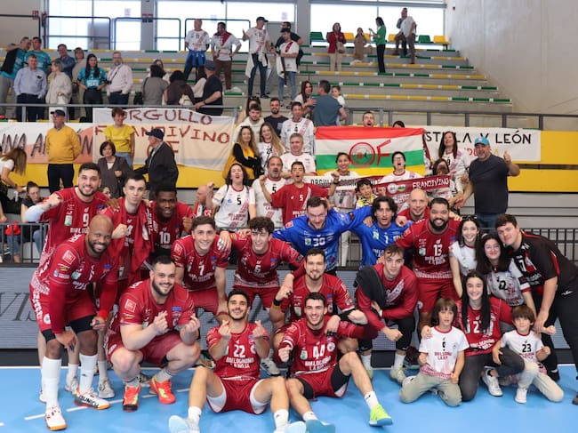 Los jugadores de Logroño-La Rioja festejan con su afición la victoria ante Nava en Segovia | Peña Orgullo Franjivino, Julio Carrión