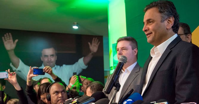 El candidato del PSDB Aecio Neves celebra en una rueda de prensa en Belo Horizonte sus resultados en la primera vuelta de las elecciones brasileñas.