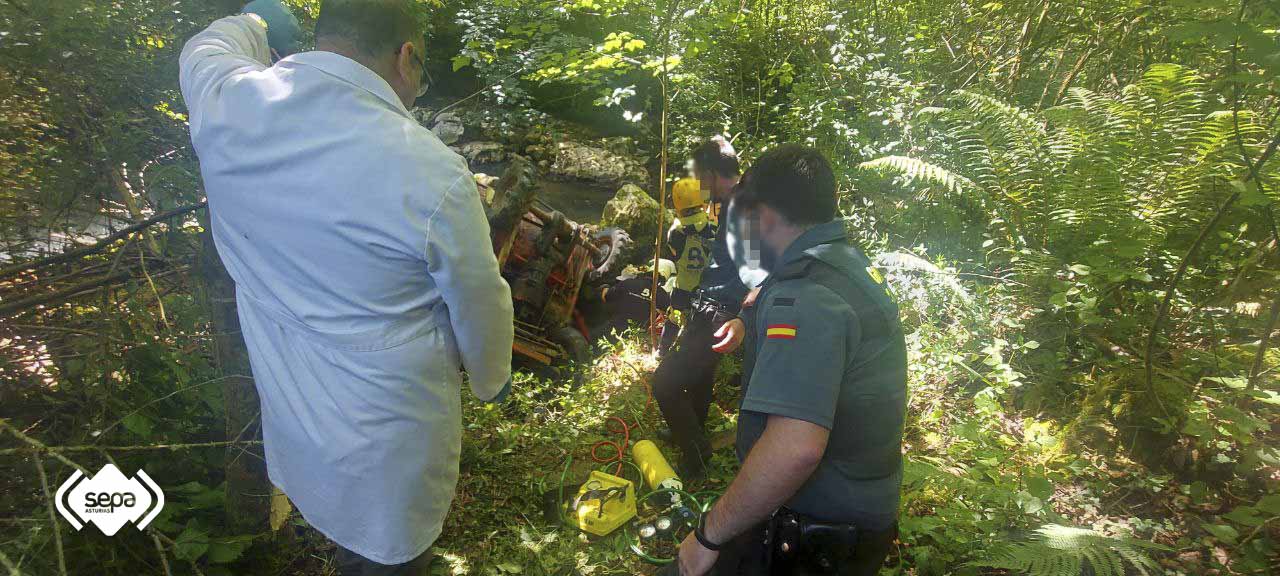 El rescate ha sido complicado al quedar la víctima atrapada bajo el vehículo.